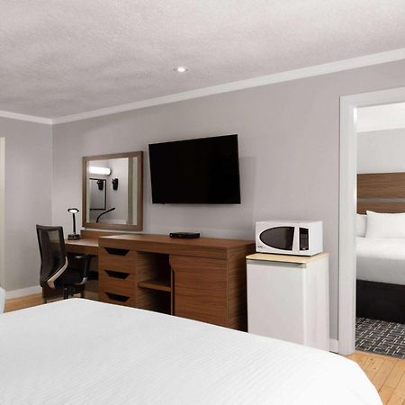 Baymont By Wyndham Edson Hotel Екстериор снимка