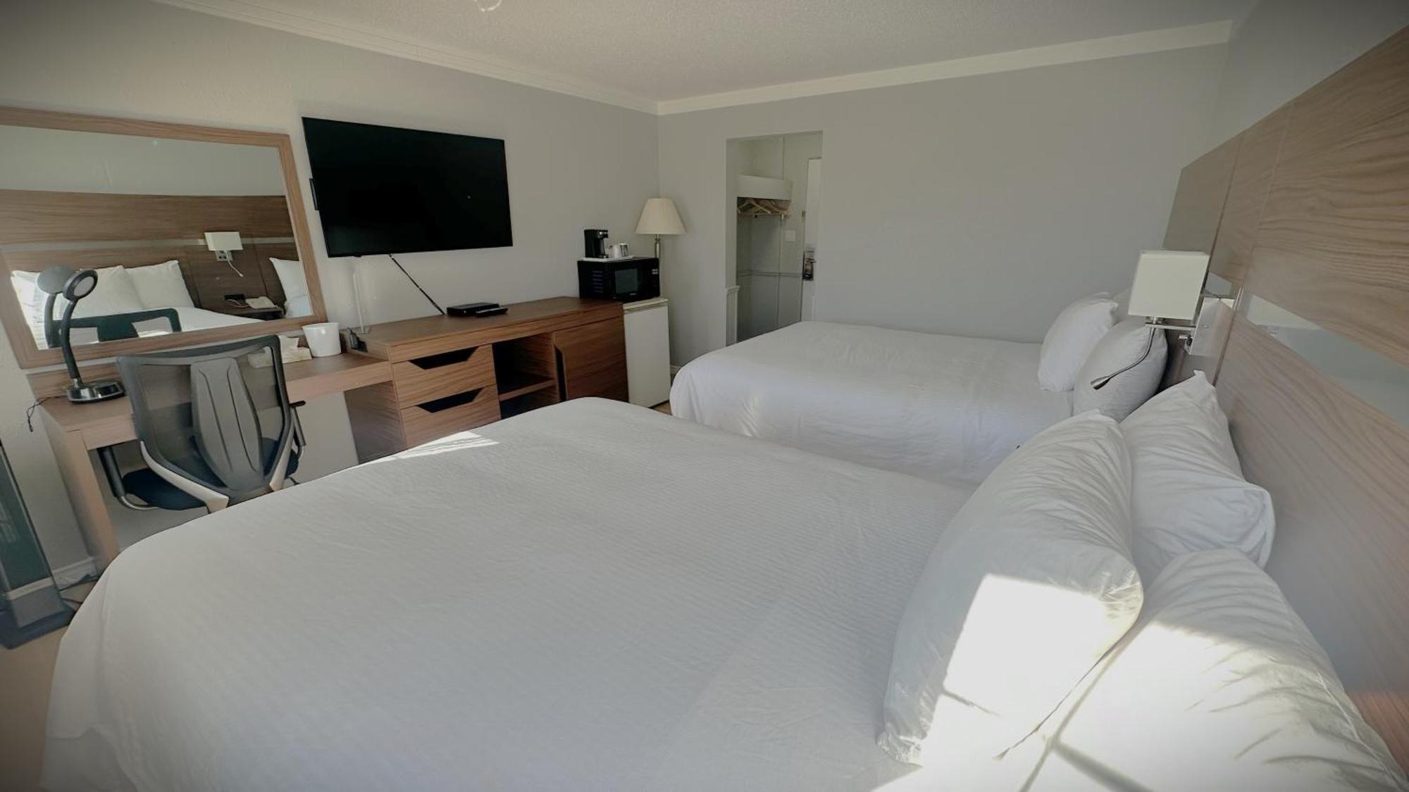 Baymont By Wyndham Edson Hotel Екстериор снимка