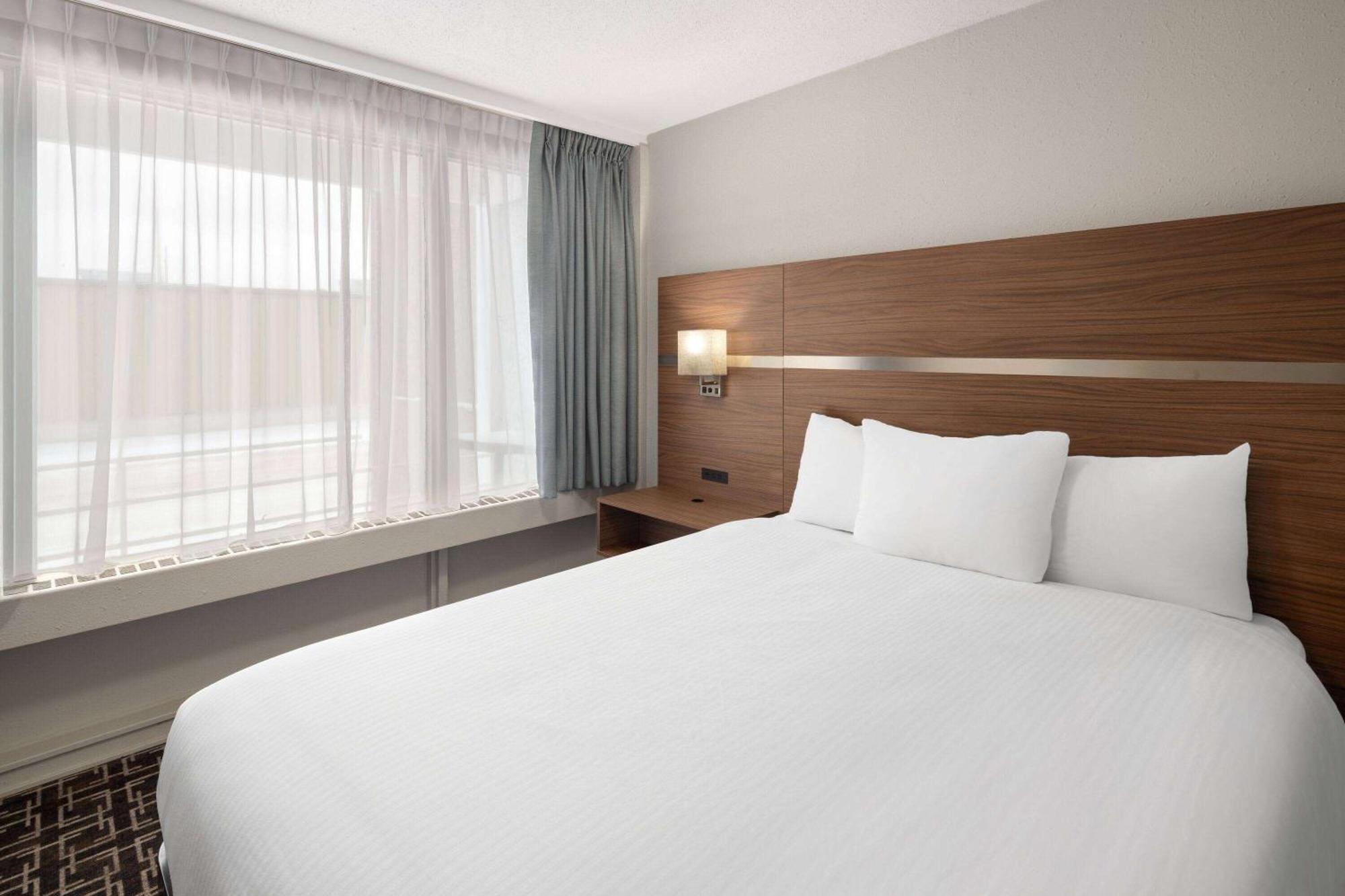 Baymont By Wyndham Edson Hotel Екстериор снимка