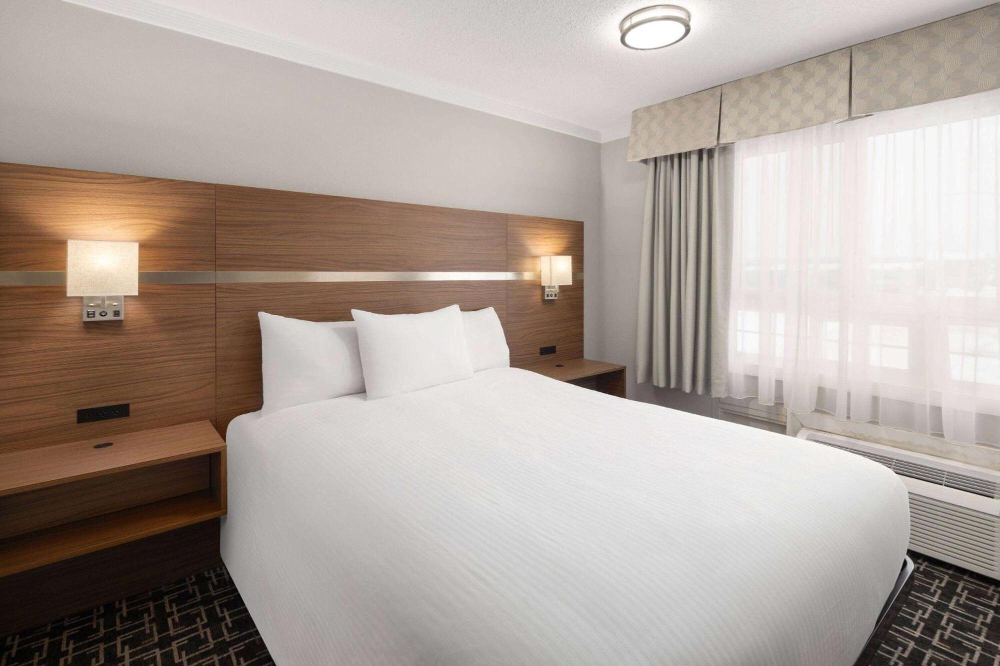 Baymont By Wyndham Edson Hotel Екстериор снимка