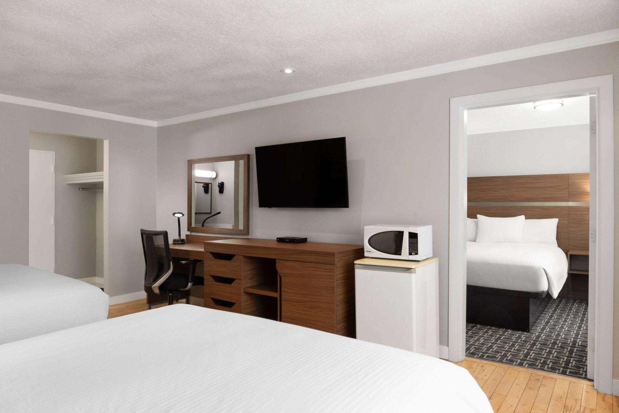 Baymont By Wyndham Edson Hotel Екстериор снимка