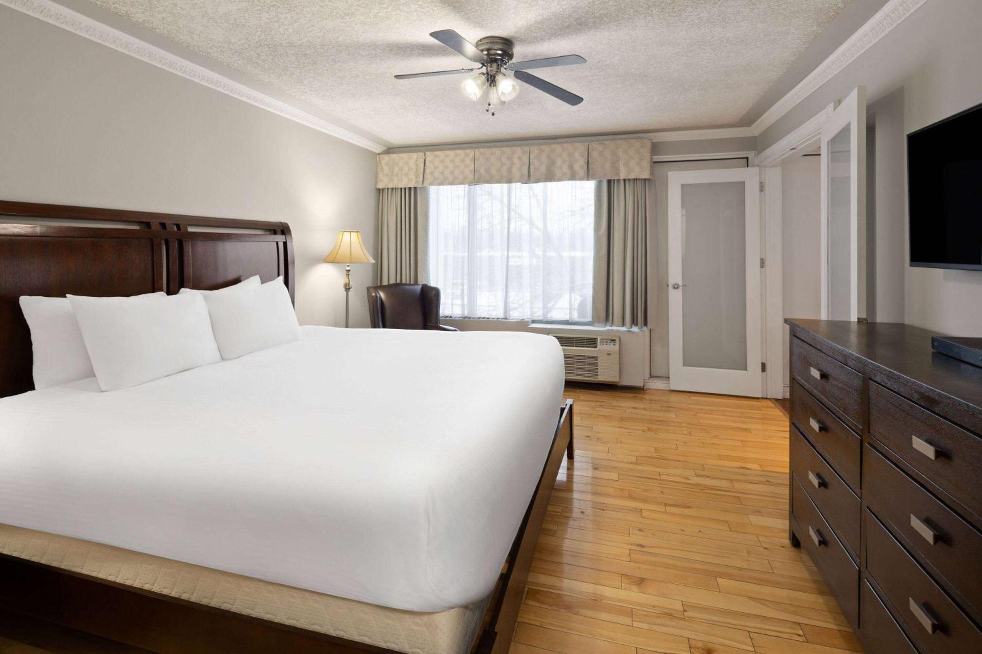 Baymont By Wyndham Edson Hotel Екстериор снимка