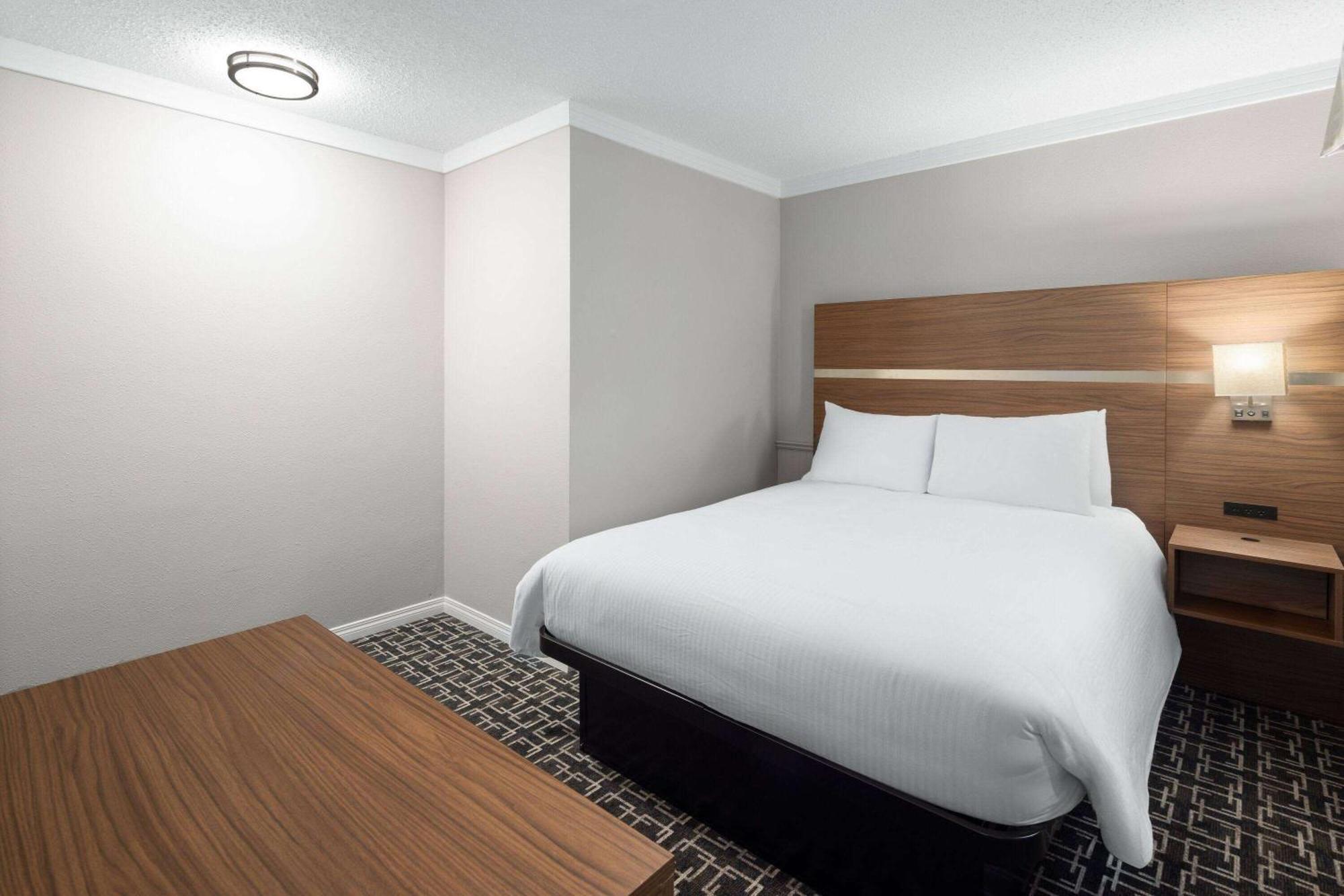 Baymont By Wyndham Edson Hotel Екстериор снимка