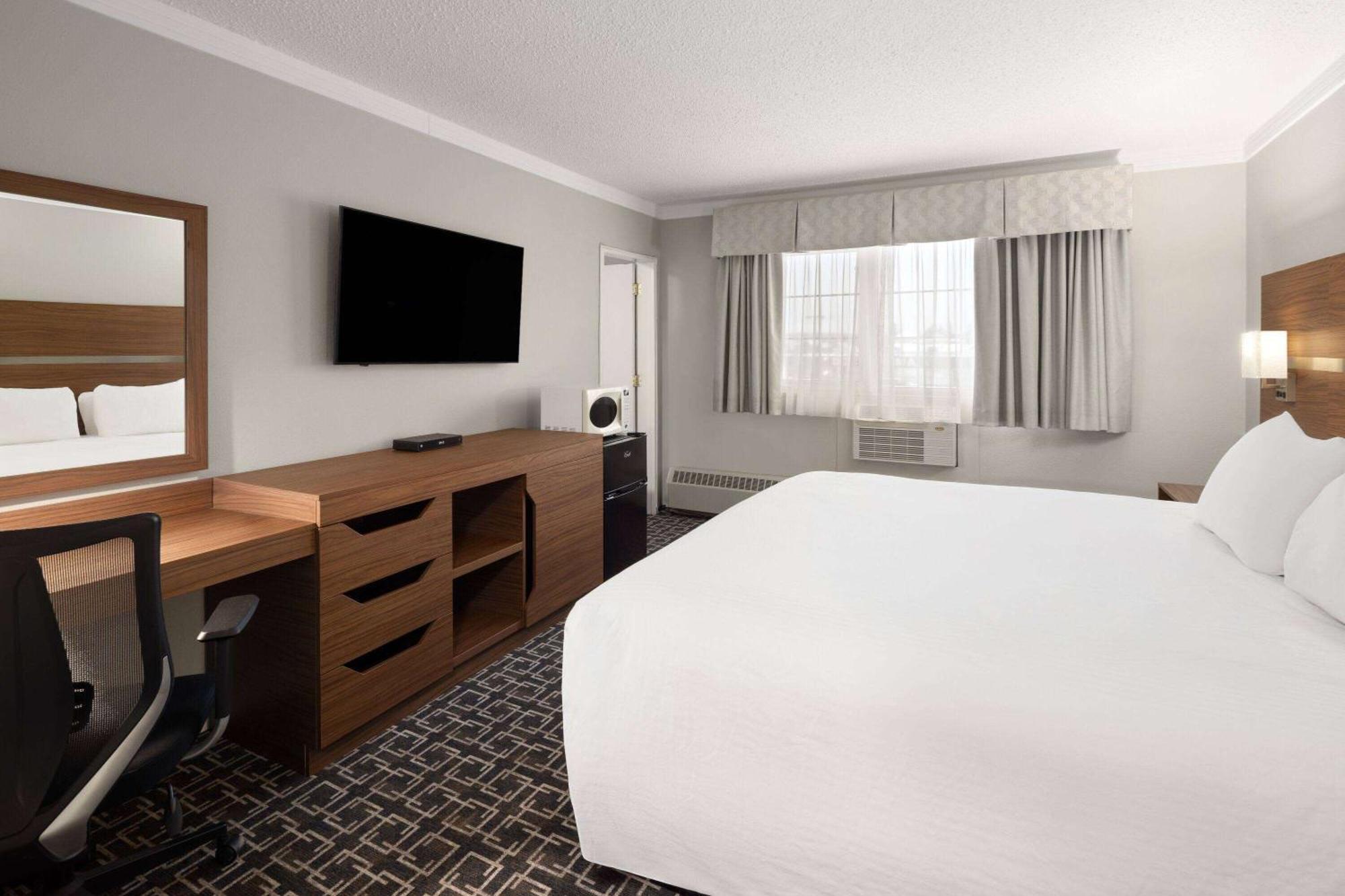 Baymont By Wyndham Edson Hotel Екстериор снимка
