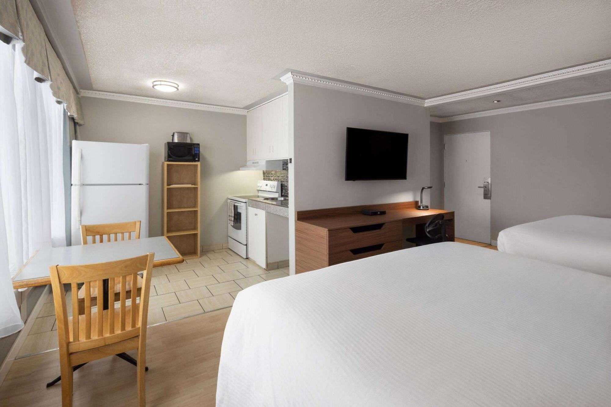 Baymont By Wyndham Edson Hotel Екстериор снимка