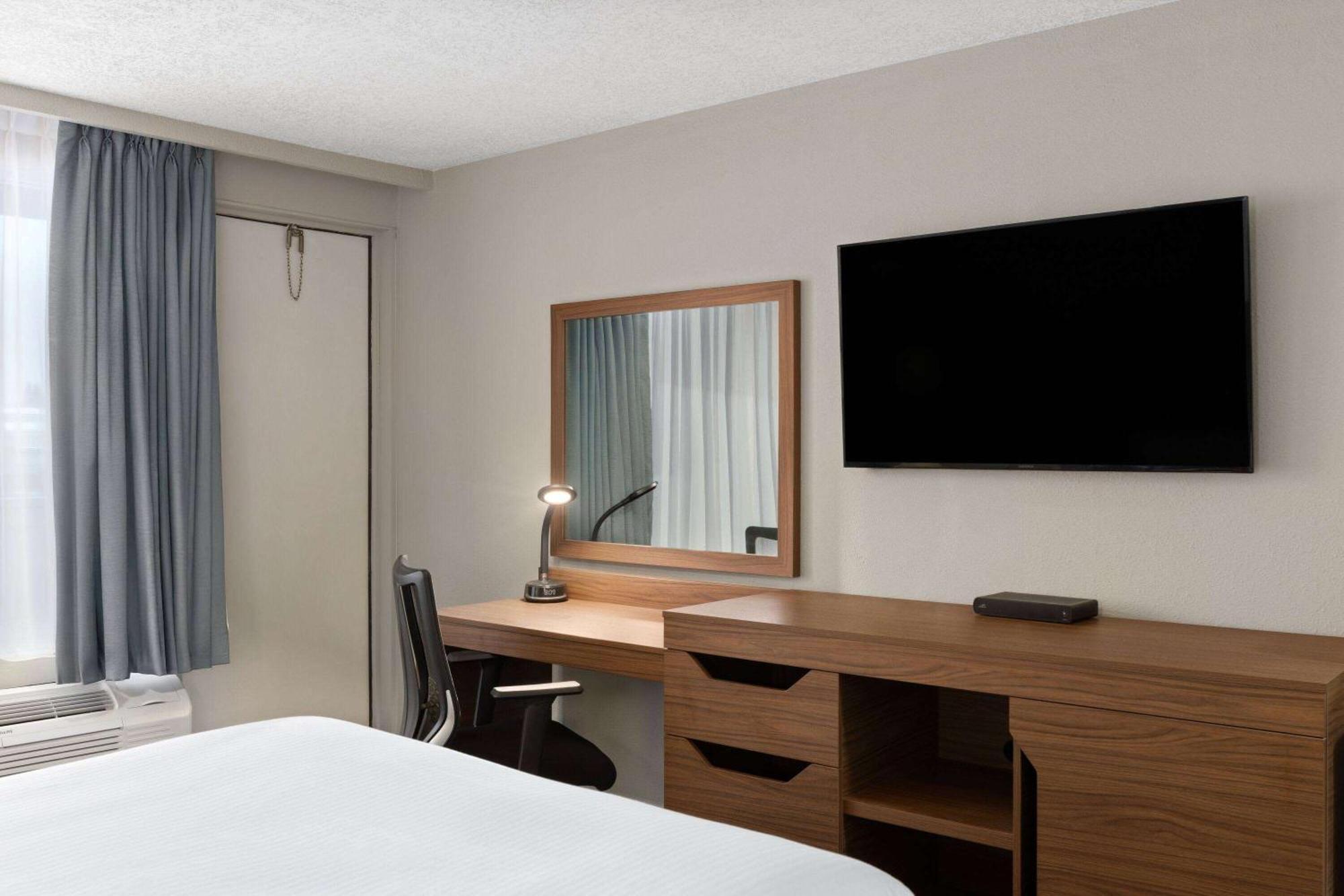 Baymont By Wyndham Edson Hotel Екстериор снимка