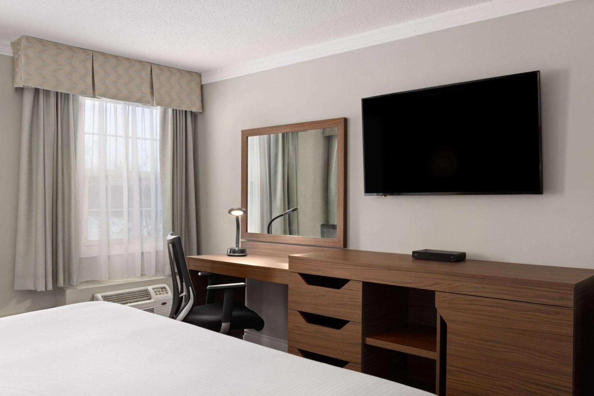 Baymont By Wyndham Edson Hotel Екстериор снимка