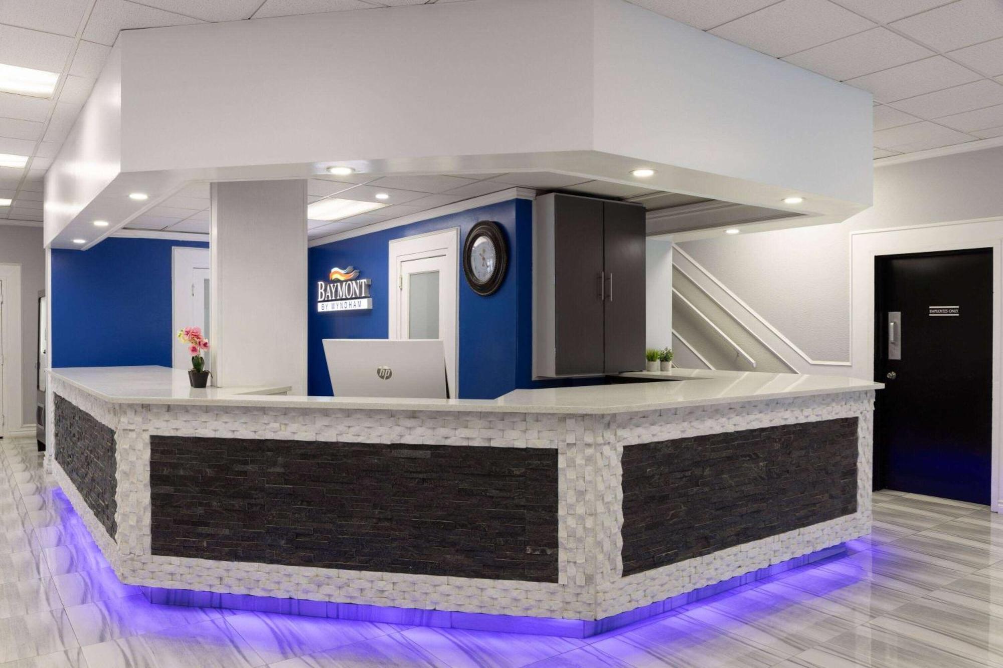 Baymont By Wyndham Edson Hotel Екстериор снимка